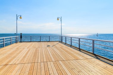 Güneşli yaz gününde Jurata Rıhtımı, Baltık Denizi, Polonya