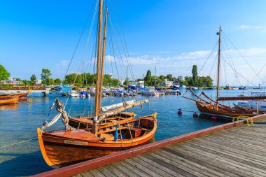JASTARNIA PORT, POLAND - 21 Haziran 2016: güneşli yaz gününde Jastarnia limanına demir atan yelkenliler, Hel yarımadası, Baltık Denizi, Polonya.