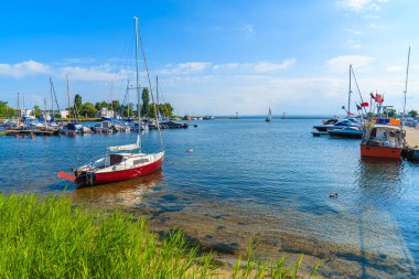 JASTARNIA PORT, POLAND - 21 Haziran 2016: güneşli yaz gününde Jastarnia limanına demir atan yelkenliler, Hel yarımadası, Baltık Denizi, Polonya.