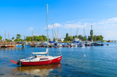 JASTARNIA PORT, POLAND - 21 Haziran 2016: güneşli yaz gününde Jastarnia limanında yelkenli teknesi, Hel yarımadası, Baltık Denizi, Polonya.