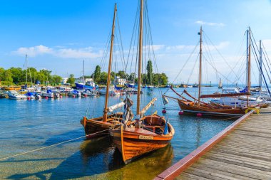 JASTARNIA PORT, POLAND - 21 Haziran 2016: Polonya 'nın Baltık Denizi kıyısındaki Jastarnia limanında balıkçı tekneleri. Baltık Denizi kıyısındaki köylerde yaşayan insanlar için balıkçılık hâlâ başlıca gelir kaynağı..