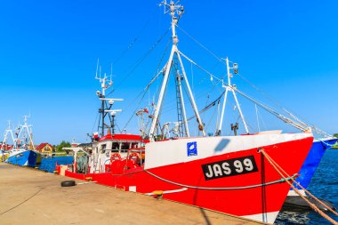 JASTARNIA PORT, POLAND - 21 Haziran 2016: Güneşli yaz gününde Jastarnia limanında demirleyen geleneksel balıkçı tekneleri, Hel yarımadası, Baltık Denizi, Polonya.
