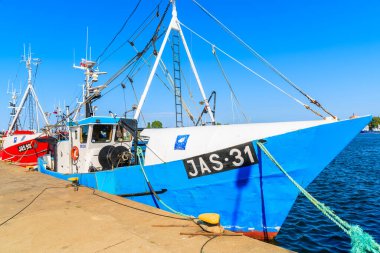 JASTARNIA PORT, POLAND - 21 Haziran 2016: Polonya 'nın Baltık Denizi kıyısındaki Jastarnia limanında balıkçı tekneleri. Baltık Denizi kıyısındaki köylerde yaşayan insanlar için balıkçılık hâlâ başlıca gelir kaynağı..