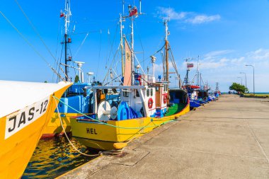 JASTARNIA PORT, POLAND - 21 Haziran 2016: Polonya 'nın Baltık Denizi kıyısındaki Jastarnia limanında balıkçı tekneleri. Baltık Denizi kıyısındaki köylerde yaşayan insanlar için balıkçılık hâlâ başlıca gelir kaynağı..