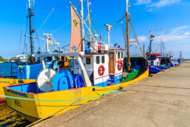 JASTARNIA PORT, POLAND - 21 Haziran 2016: Güneşli yaz gününde Jastarnia limanında demirleyen geleneksel balıkçı tekneleri, Hel yarımadası, Baltık Denizi, Polonya.