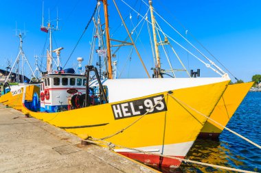 JASTARNIA PORT, POLAND - 21 Haziran 2016: Polonya 'nın Baltık Denizi kıyısındaki Jastarnia limanında balıkçı tekneleri. Baltık Denizi kıyısındaki köylerde yaşayan insanlar için balıkçılık hâlâ başlıca gelir kaynağı..