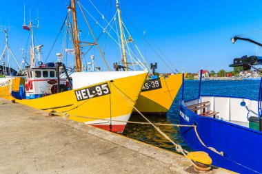 JASTARNIA PORT, POLAND - 21 Haziran 2016: Güneşli yaz gününde Jastarnia limanında demirleyen geleneksel balıkçı tekneleri, Hel yarımadası, Baltık Denizi, Polonya.