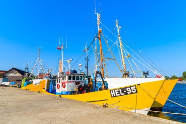 JASTARNIA PORT, POLAND - 21 Haziran 2016: Güneşli yaz gününde Jastarnia limanında demirleyen geleneksel balıkçı tekneleri, Hel yarımadası, Baltık Denizi, Polonya.