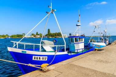 JASTARNIA PORT, POLAND - 21 Haziran 2016: Polonya 'nın Baltık Denizi kıyısındaki Jastarnia limanında balıkçı tekneleri. Baltık Denizi kıyısındaki köylerde yaşayan insanlar için balıkçılık hâlâ başlıca gelir kaynağı..