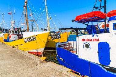 JASTARNIA PORT, POLAND - 21 Haziran 2016: Güneşli yaz gününde Jastarnia limanında demirleyen geleneksel balıkçı tekneleri, Hel yarımadası, Baltık Denizi, Polonya.