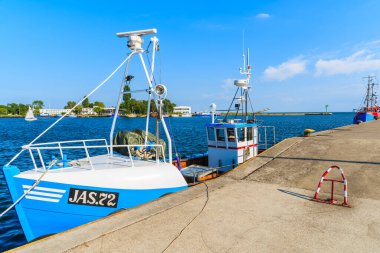 JASTARNIA PORT, POLAND - 21 Haziran 2016: Güneşli yaz gününde Jastarnia limanında demirleyen geleneksel balıkçı tekneleri, Hel yarımadası, Baltık Denizi, Polonya.
