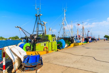 JASTARNIA PORT, POLAND - 21 Haziran 2016: Güneşli yaz gününde Jastarnia limanında demirleyen geleneksel balıkçı tekneleri, Hel yarımadası, Baltık Denizi, Polonya.