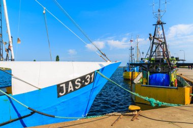 JASTARNIA PORT, POLAND - 21 Haziran 2016: Güneşli yaz gününde Jastarnia limanında demirleyen geleneksel balıkçı tekneleri, Hel yarımadası, Baltık Denizi, Polonya.