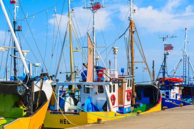 JASTARNIA PORT, POLAND - 21 Haziran 2016: Güneşli yaz gününde Jastarnia limanında demirleyen geleneksel balıkçı tekneleri, Hel yarımadası, Baltık Denizi, Polonya.