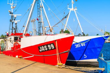 JASTARNIA PORT, POLAND - 21 Haziran 2016: Güneşli yaz gününde Jastarnia limanında demirleyen geleneksel balıkçı tekneleri, Hel yarımadası, Baltık Denizi, Polonya.