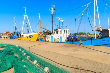 JASTARNIA PORT, POLAND - 21 Haziran 2016: Güneşli yaz gününde Jastarnia limanında demirleyen geleneksel balıkçı tekneleri, Hel yarımadası, Baltık Denizi, Polonya.