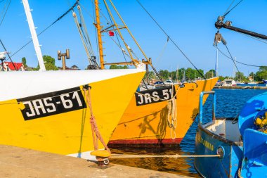 JASTARNIA PORT, POLAND - 21 Haziran 2016: Güneşli yaz gününde Jastarnia limanında demirleyen geleneksel balıkçı tekneleri, Hel yarımadası, Baltık Denizi, Polonya.