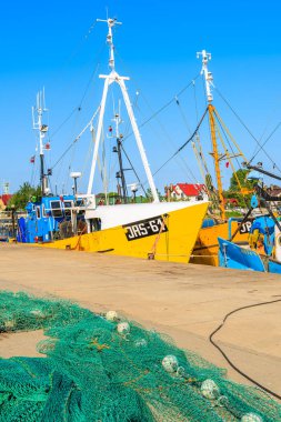 JASTARNIA PORT, POLAND - 21 Haziran 2016: Güneşli yaz gününde Jastarnia limanında demirleyen geleneksel balıkçı tekneleri, Hel yarımadası, Baltık Denizi, Polonya.