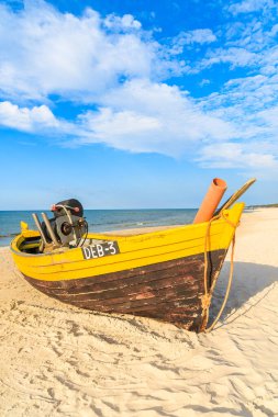 DEBKI BEACH, BALTIC SEA - 22 Haziran 2016: Debki sahilinde güneşli bir yaz günü, Baltık Denizi kıyısı, Polonya.