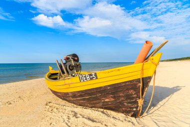 DEBKI BEACH, BALTIC SEA - 22 Haziran 2016: Debki sahilinde güneşli bir yaz günü, Baltık Denizi kıyısı, Polonya.