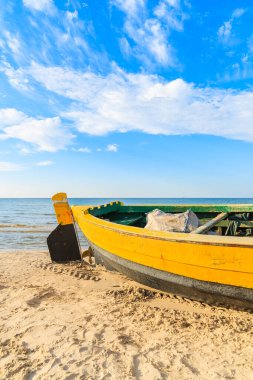 Güneşli yaz gününde, Kumlu Debki sahilinde renkli balıkçı teknesi, Baltık Denizi, Polonya