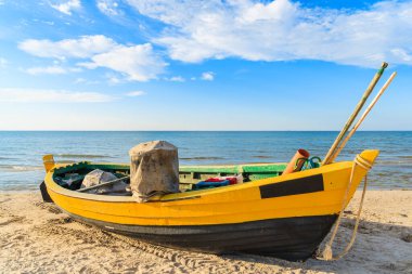 Güneşli yaz gününde, Kumlu Debki sahilinde renkli balıkçı teknesi, Baltık Denizi, Polonya
