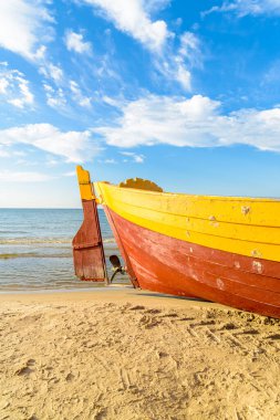 Güneşli yaz gününde, Kumlu Debki sahilinde renkli balıkçı teknesi, Baltık Denizi, Polonya
