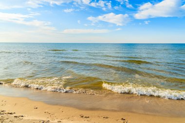Baltık Denizi, Polonya 'daki Debki köyündeki güzel deniz dalgaları ve plaj manzarası