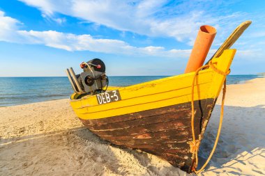 DEBKI BEACH, POLAND - 22 Haziran 2016: Polonya 'nın Baltık Denizi kıyısındaki Debki sahil köyündeki geleneksel balıkçı teknesi.