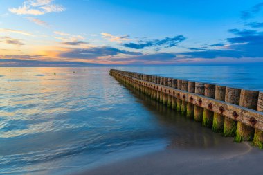 Leba, Baltık Denizi, Polonya, ahşap bir dalgakıran ile sahilde günbatımı