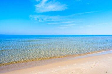 Leba, Baltık Denizi, Polonya 'da sakin masmavi deniz suyuyla kumsal