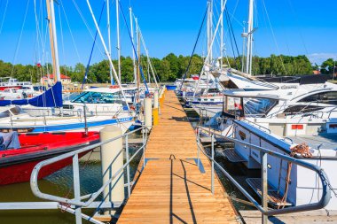 LEBA PORT, POLAND - 23 Haziran 2016: Baltık Denizi kıyısındaki Leba kasabasındaki bir yelkenli limanı manzarası. Burası bölgedeki en pitoresk limanlardan biri..
