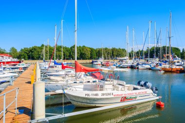 LEBA PORT, POLAND - 21 Haziran 2016: Polonya 'nın Baltık Denizi kıyısındaki küçük Leba limanında yelkenli tekneler.