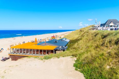 SYLT ADASI, ALMANY - SEP 5, 2016: Almanya 'nın Sylt Adası' ndaki Wenningstedt köyündeki kumlu plajda restoran.