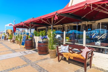 SYLT ADASI, ALMANY - SEP 5, 2016: Almanya 'nın Sylt adasındaki Wenningstedt köyündeki sahil gezinti alanında restoran.