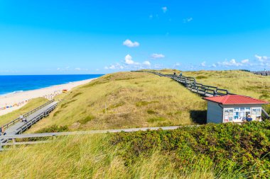 Almanya 'nın Sylt Adası' ndaki Wenningstedt kasabasındaki sahil şeridi boyunca Booth.