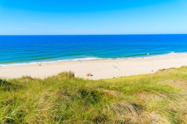 Wenningstedt, Sylt Adası, Almanya 'da hasır sandalyeli güzel sahil manzarası
