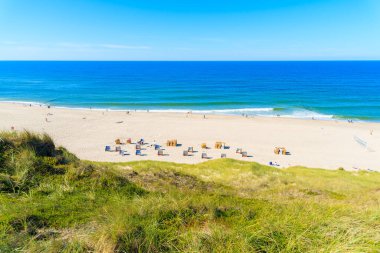 Wenningstedt, Sylt Adası, Almanya 'da hasır sandalyeli güzel sahil manzarası