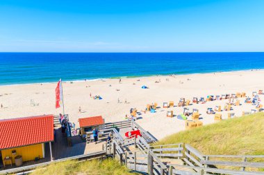 SYLT Adaları, Almanya - SEP 5, 2016: Wenningstedt kasabası, Sylt Adası, Almanya 'daki sahil şeridi boyunca Booth.