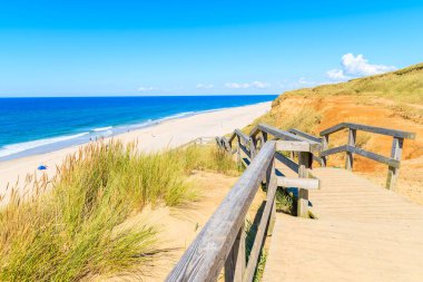 Almanya 'nın Sylt Adası' ndaki Wenningstedt köyündeki plaja tahta köprü.