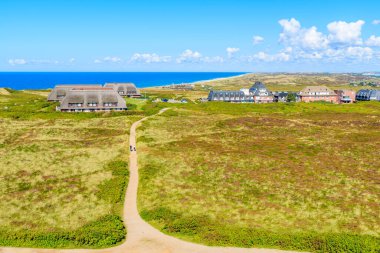 Batı Sahili Sylt Adası, Almanya Kampen köyde saman ile tipik evleri görünümünü çatılar