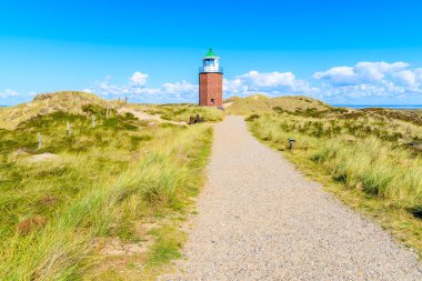 Almanya 'nın Sylt adasının kırsal kesimindeki yeşil alanda deniz feneri