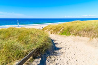 Almanya 'nın Sylt adasındaki Kampen köyündeki kumlu plaja giriş.