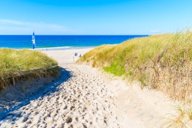 Almanya 'nın Sylt adasındaki Kampen köyündeki kumlu plaja giriş.