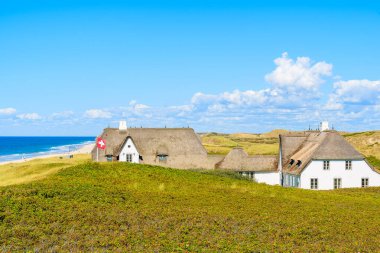 Kampen sahilindeki uçurumlarda saman çatıları olan tipik Frizya evleri, Sylt Adası, Almanya