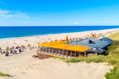 SYLT ADASI, ALMANY - SEP 5, 2016: Almanya 'nın Sylt Adası' ndaki Wenningstedt köyündeki kumlu plajda restoran.