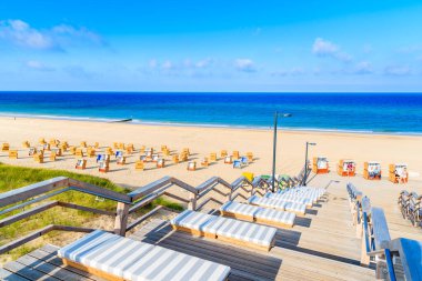 Wenningstedt, Sylt Adası, Almanya 'daki kumlu plaja giden adımlar.