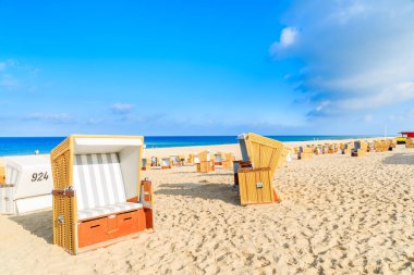 Wenningstedt köyündeki güzel plajda hasır sandalyeler, Sylt Adası, Almanya