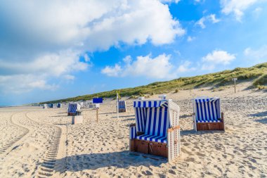 Kuzey Denizi kıyısındaki Kampen köyünde kumlu plajda hasır sandalyeler, Sylt Adası, Almanya