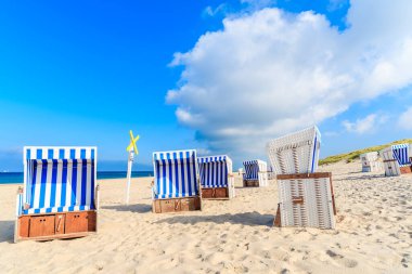 Kuzey Denizi kıyısındaki Kampen köyünde kumlu plajda hasır sandalyeler, Sylt Adası, Almanya